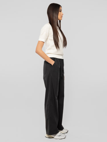 Schwarze Hose mit weitem Bein aus leichtem Stoff