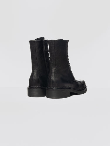 Schnürstiefel aus genarbtem Leder in Schwarz