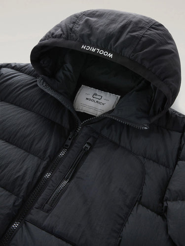 Korte Donsjas in Nylon Crinkle Zwart