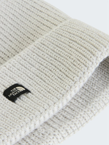 Weiße Strickmütze mit kleinem Logo auf der Vorderseite