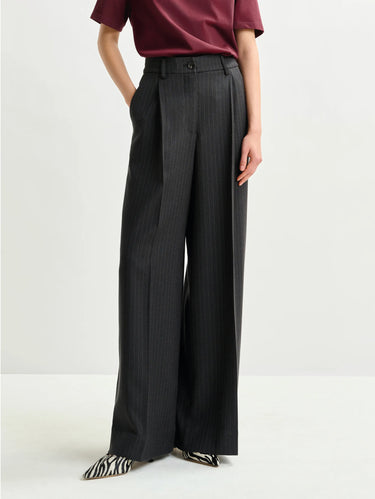 ESSENTIEL ANTWERP-Pantaloni Ampi con Pieghe Stirate Gessato Nero-TRYME Shop