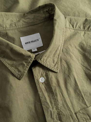 Baumwollhemd im Garment-Dye-Verfahren Grün