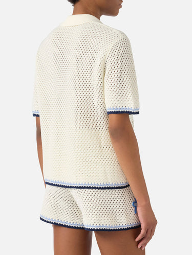Polo aus durchbrochenem Strick mit weißem Patch