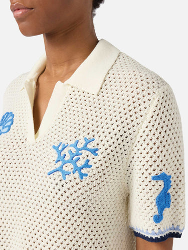 Polo aus durchbrochenem Strick mit weißem Patch