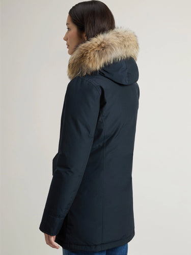 Arctic-Parka mit Kapuze aus dunkelblauem Waschbärfell