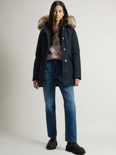 Arctic-Parka mit Kapuze aus dunkelblauem Waschbärfell