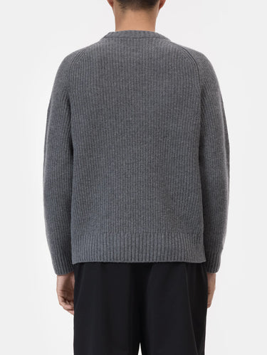 Gestrickter Pullover aus grauer Wolle