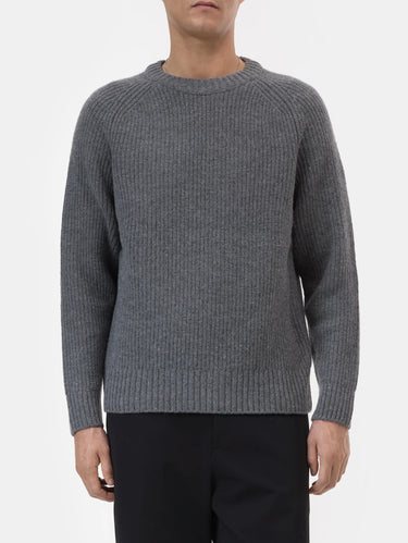 Gestrickter Pullover aus grauer Wolle