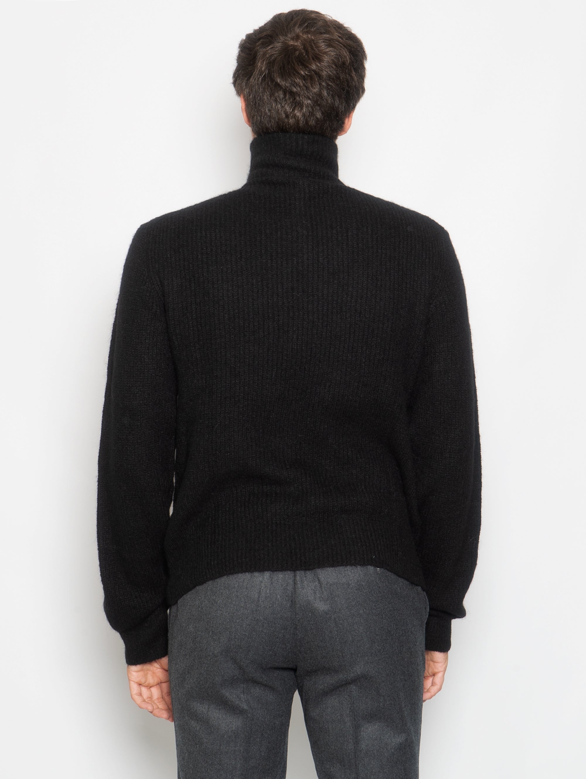 Hochgeschlossener Pullover mit schwarzem Reißverschluss