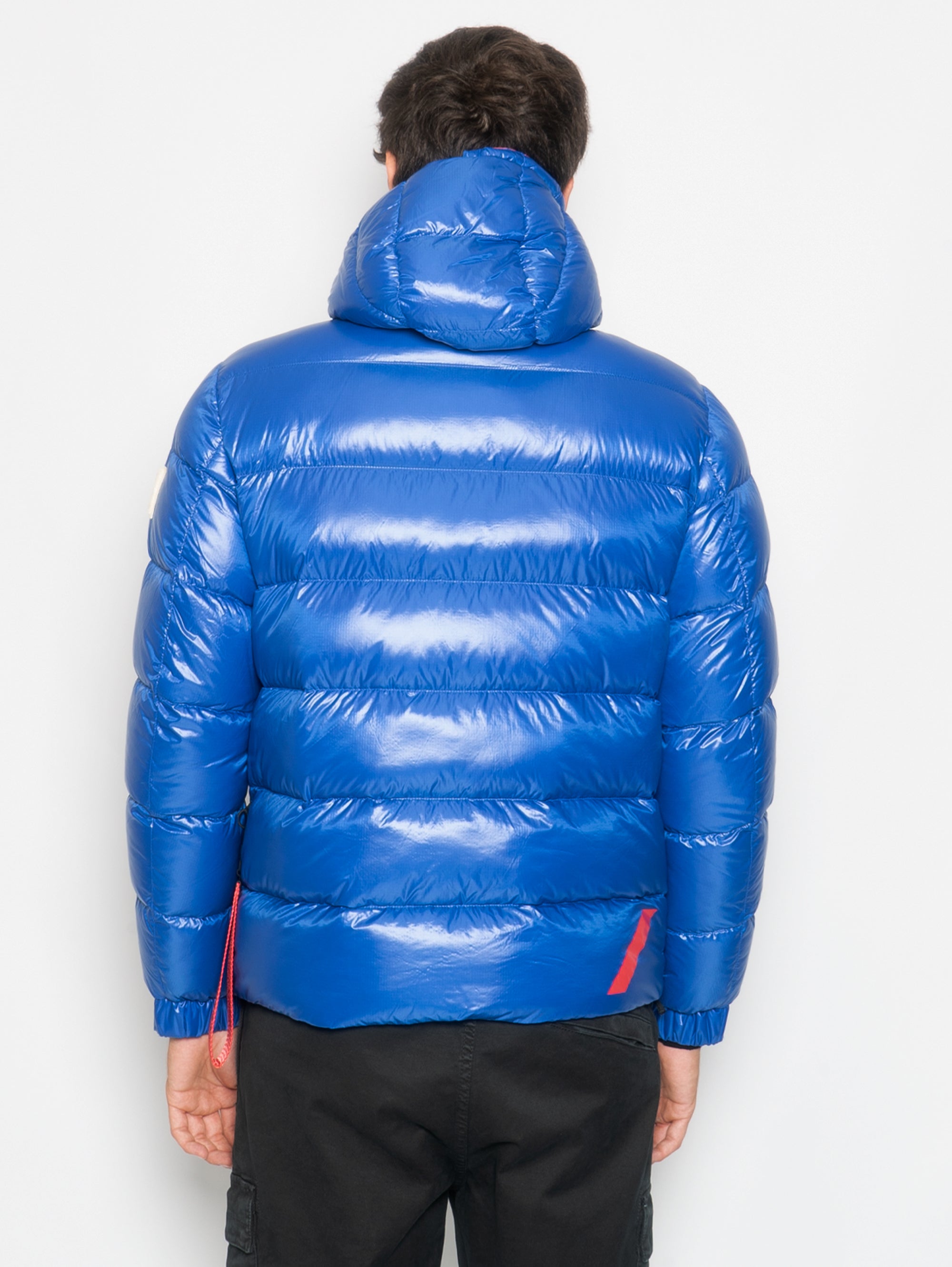 Kurze Daunenjacke aus glänzendem Nylon in leuchtendem Blau mit Kapuze