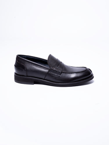 Mocassin penny loafer en cuir martelé marron foncé