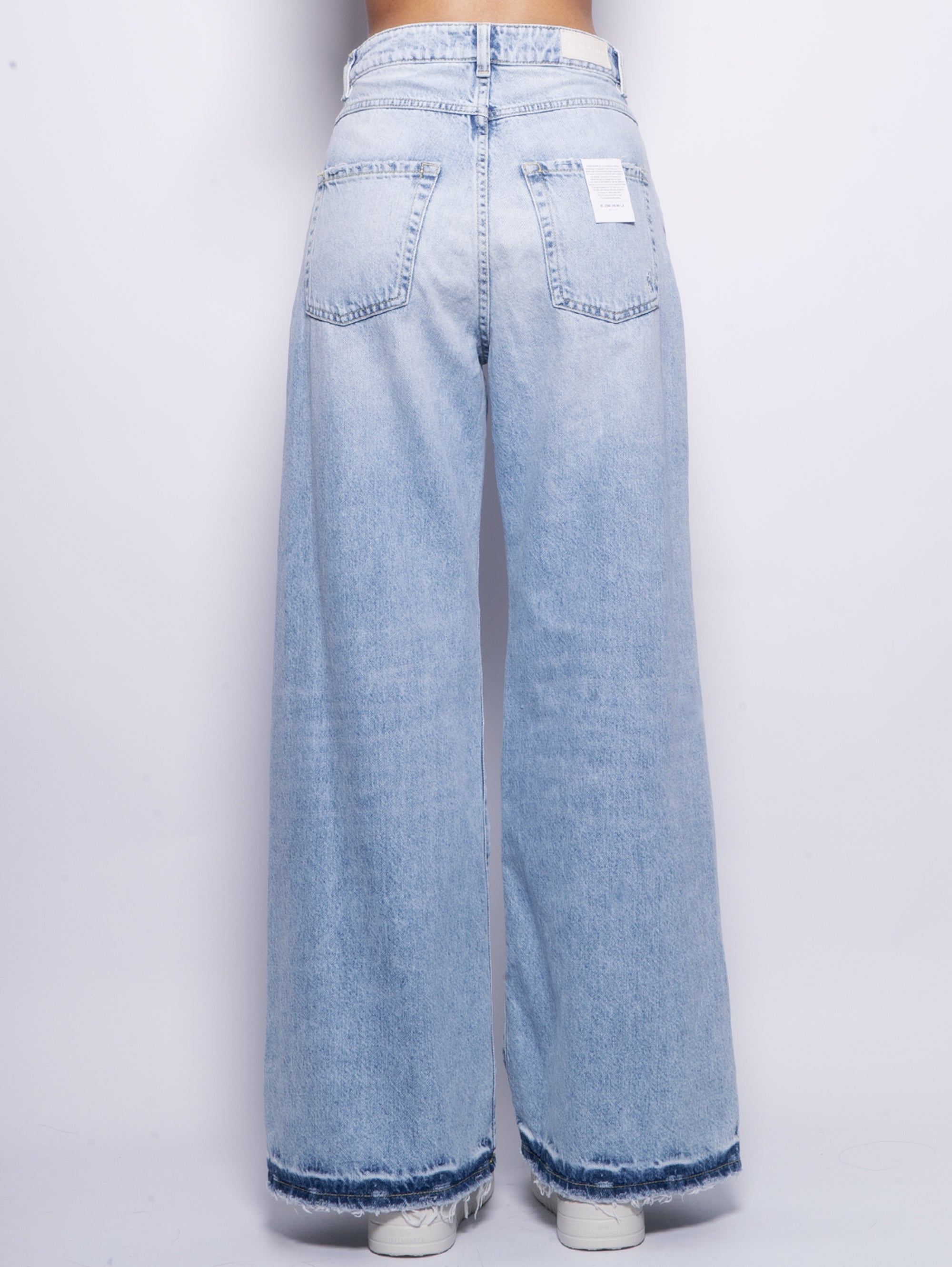 Debby-Jeans mit weitem Bein und blauem, ausgefranstem Saum