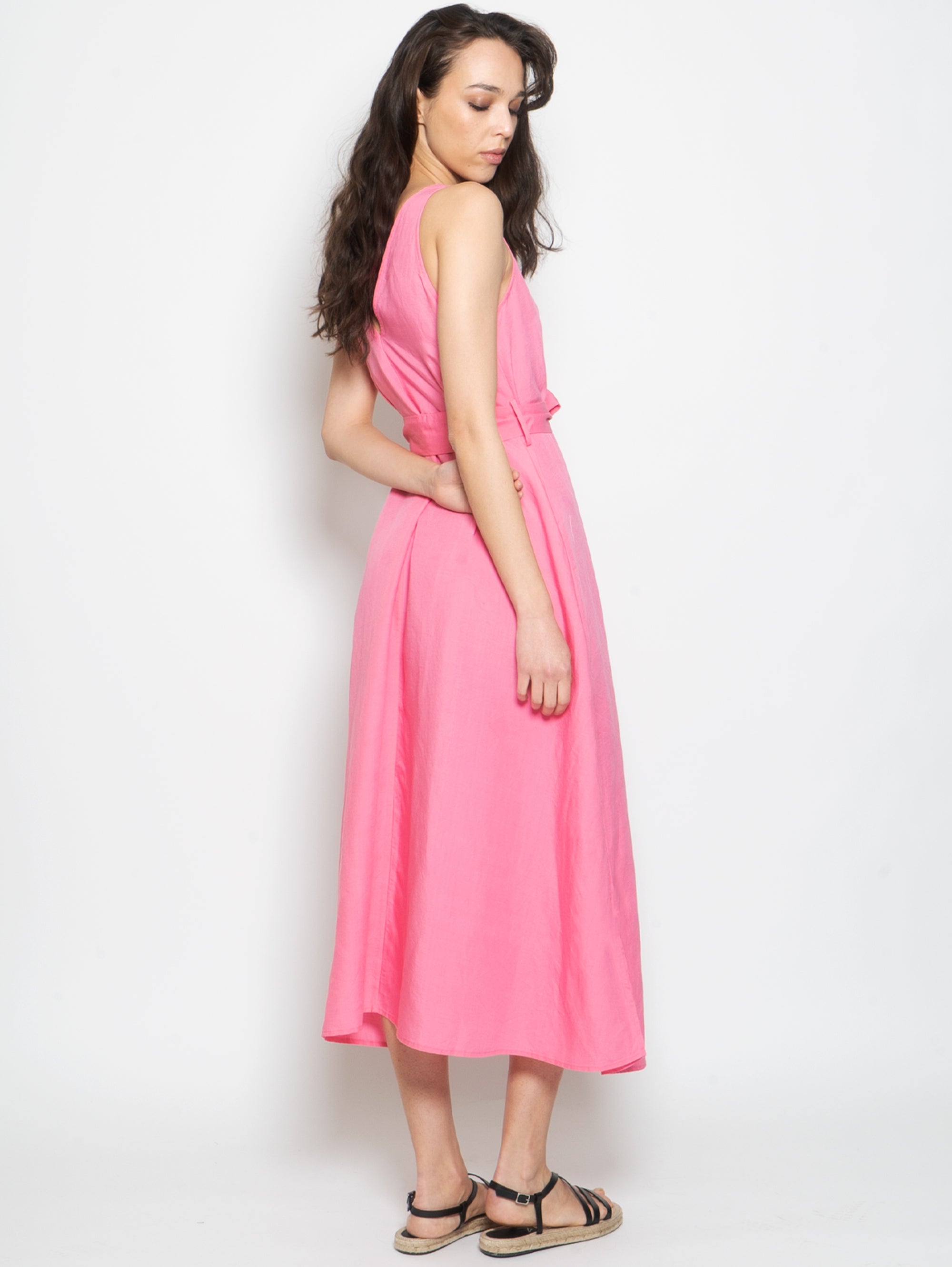 Longuette-Kleid mit rosafarbenem V-Ausschnitt