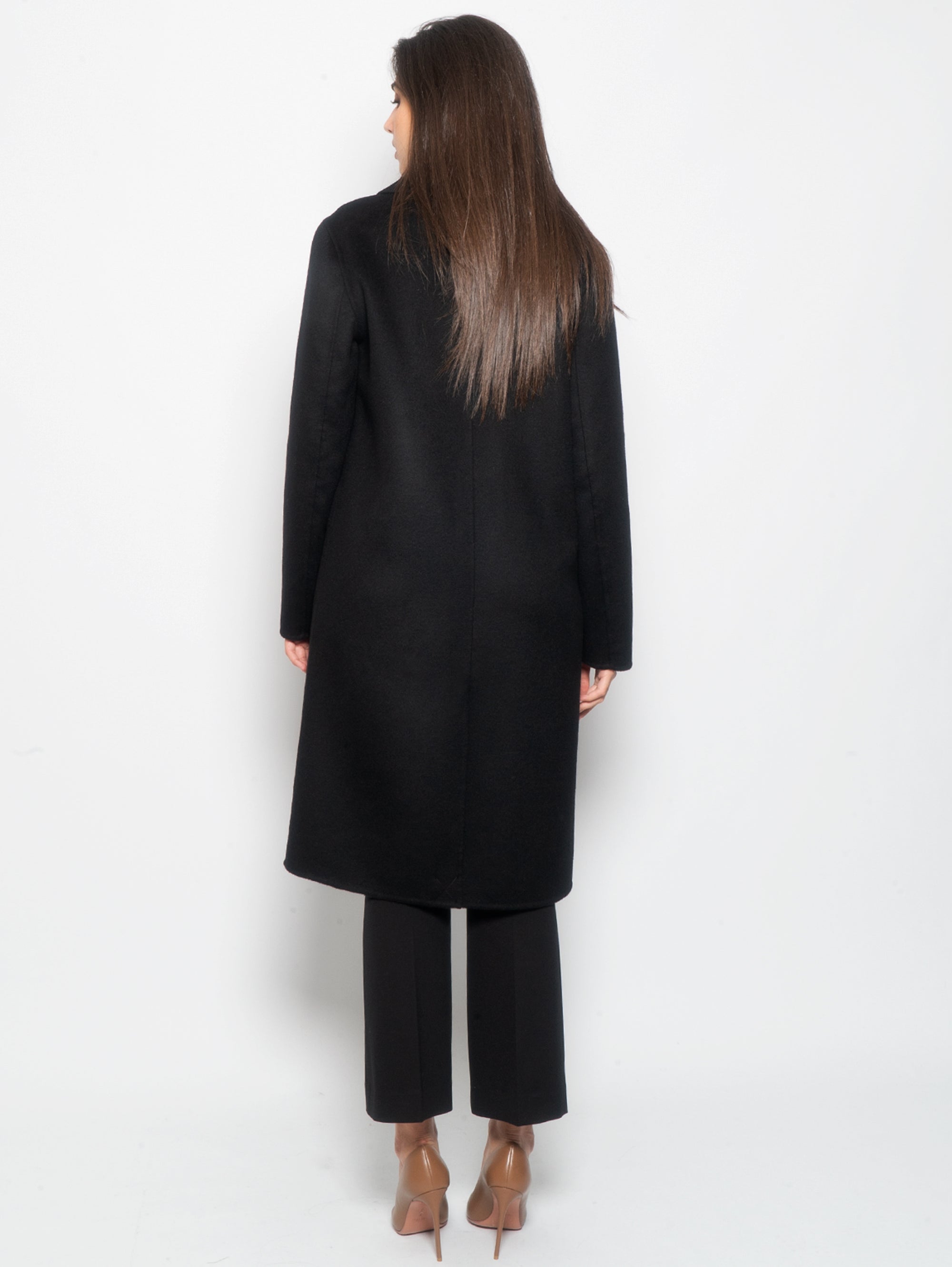 Einreihiger Mantel aus schwarzer Wolle
