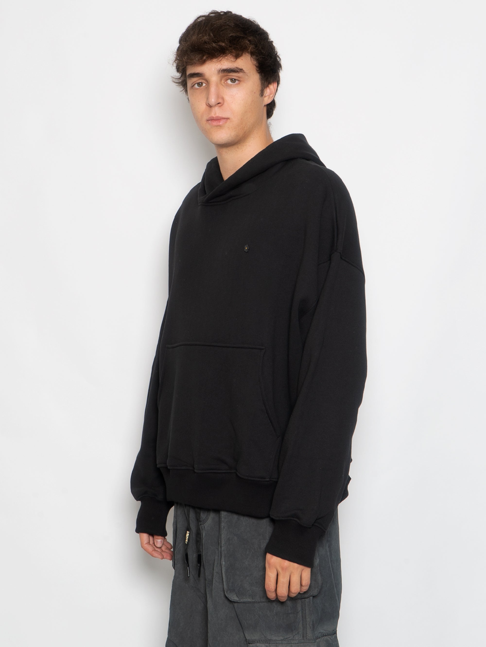 Sweatshirt mit schwarzer Kapuze
