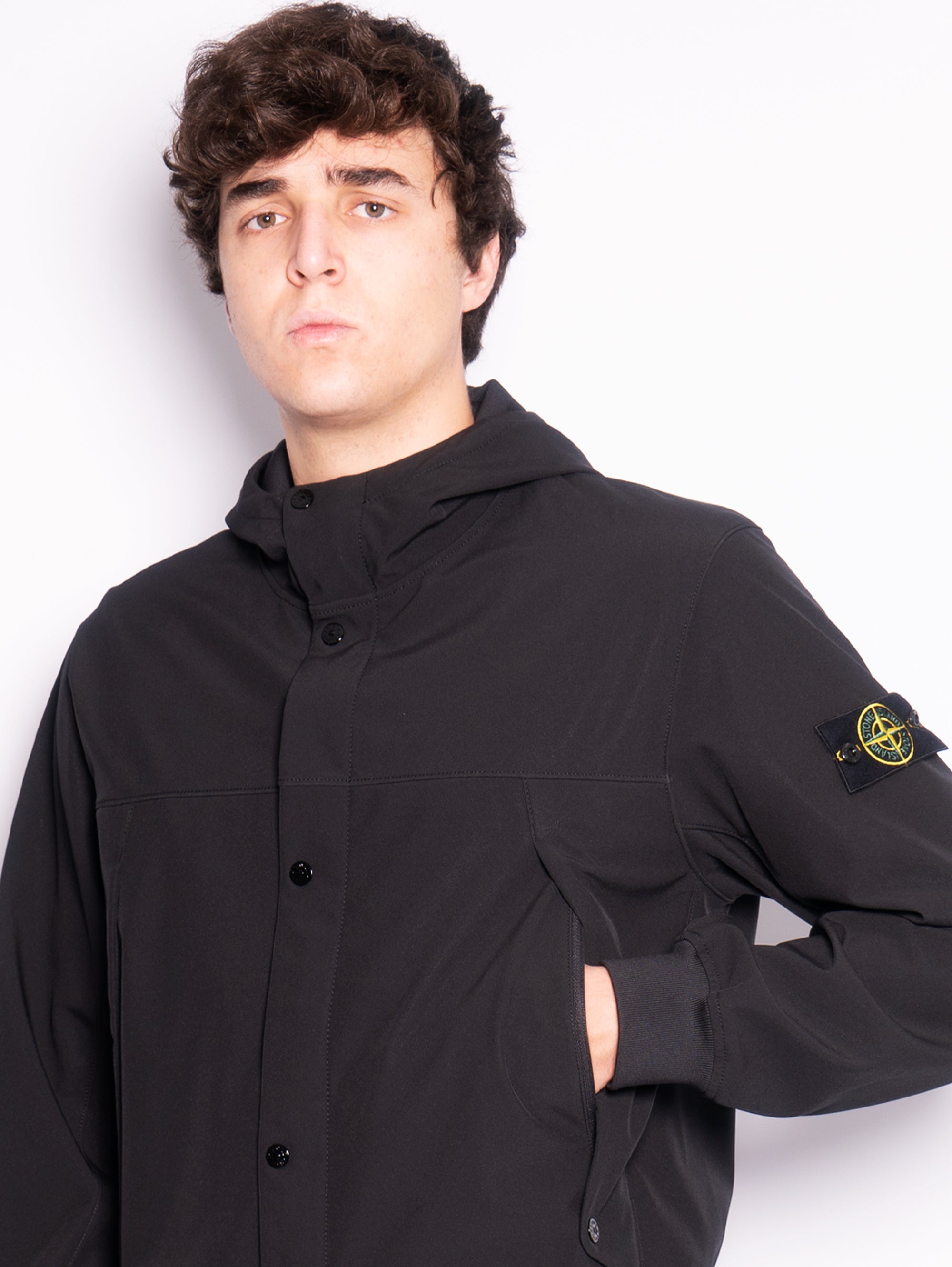 Jacke mit Kapuze aus schwarzem Performance-Material