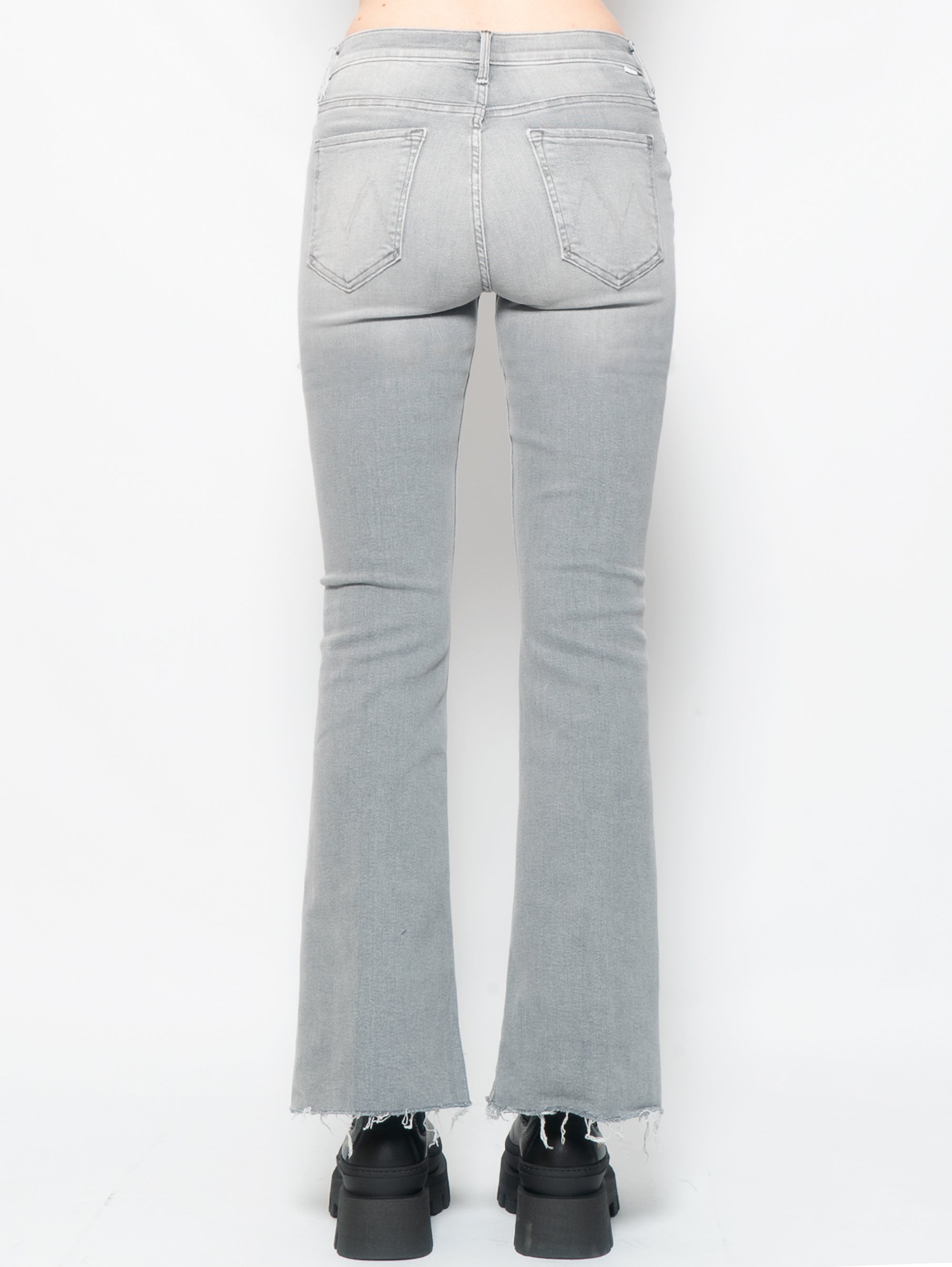 Jeans-Schlag mit grauem, ausgefranstem Saum