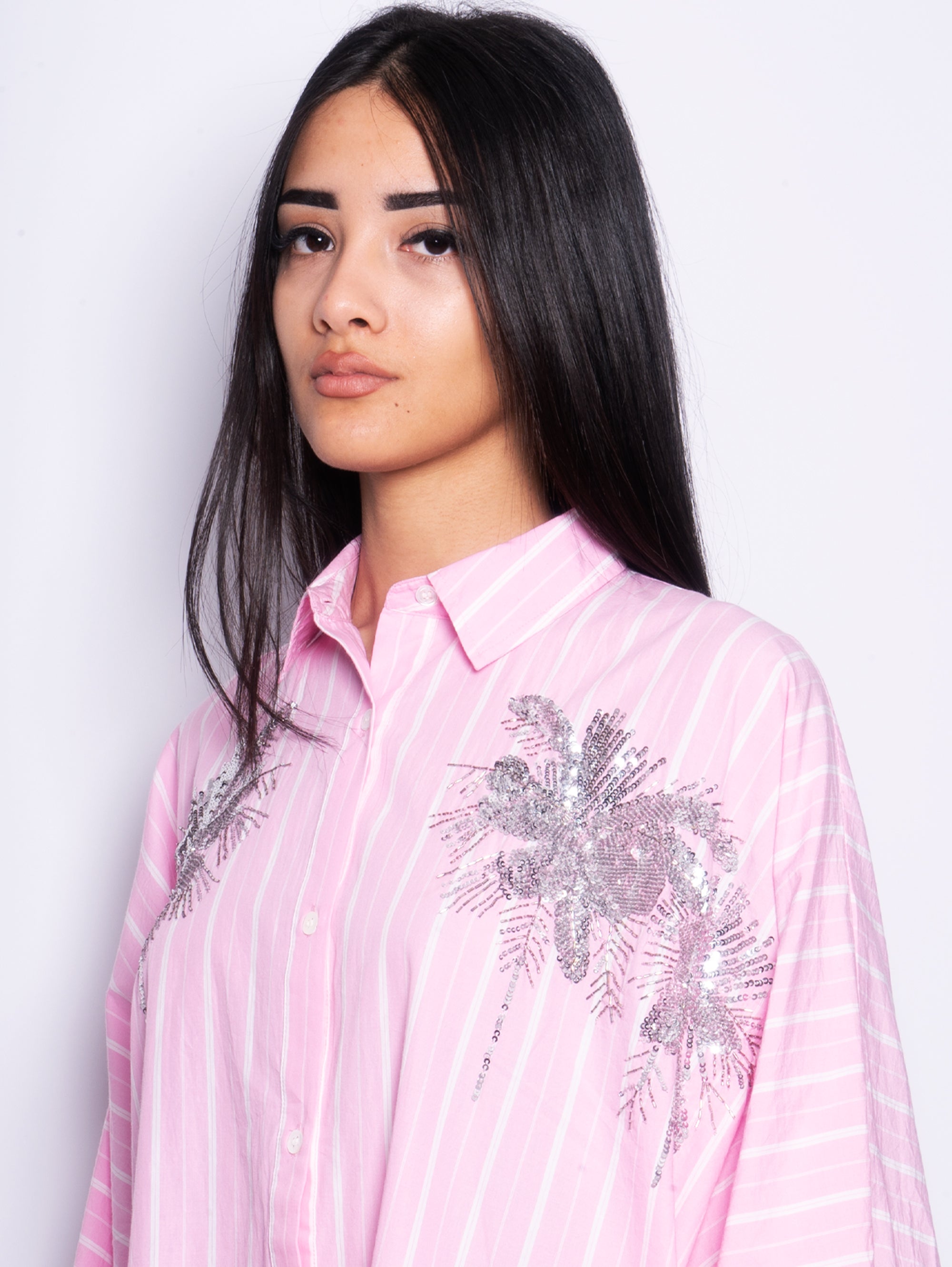 Gestreiftes Hemdkleid mit rosa Stickerei