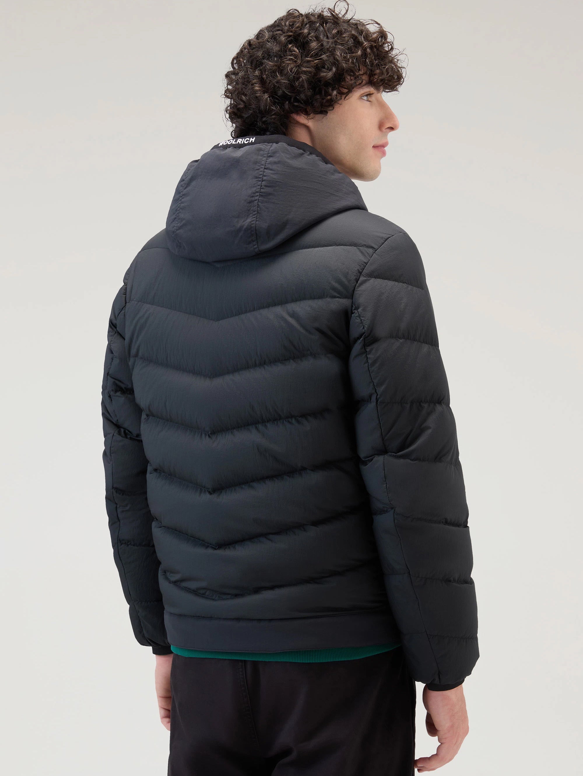 Kurze Daunenjacke aus schwarzem Crinkle-Nylon