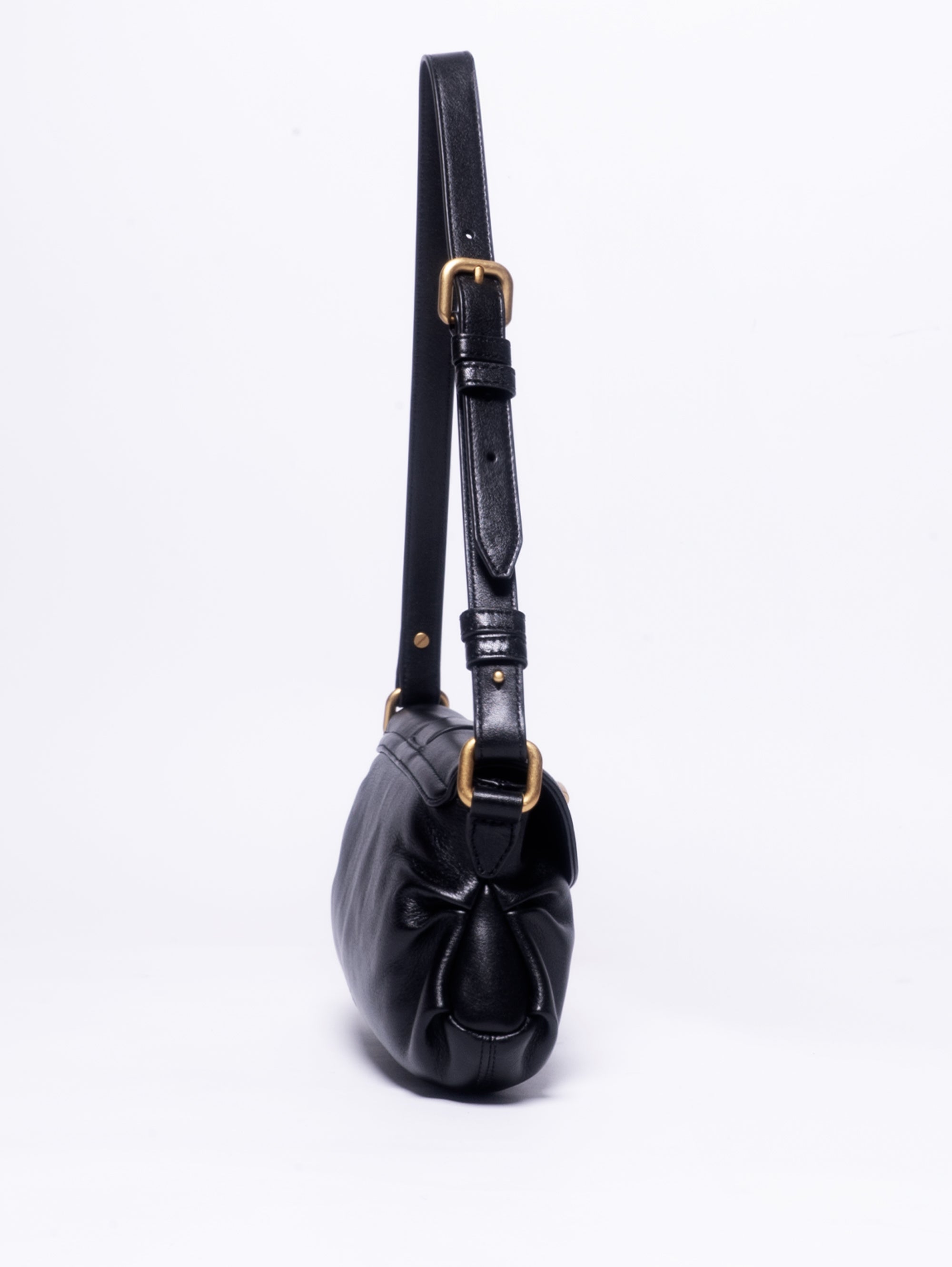 Minitasche aus schwarzem, dekonstruiertem, glänzendem Leder