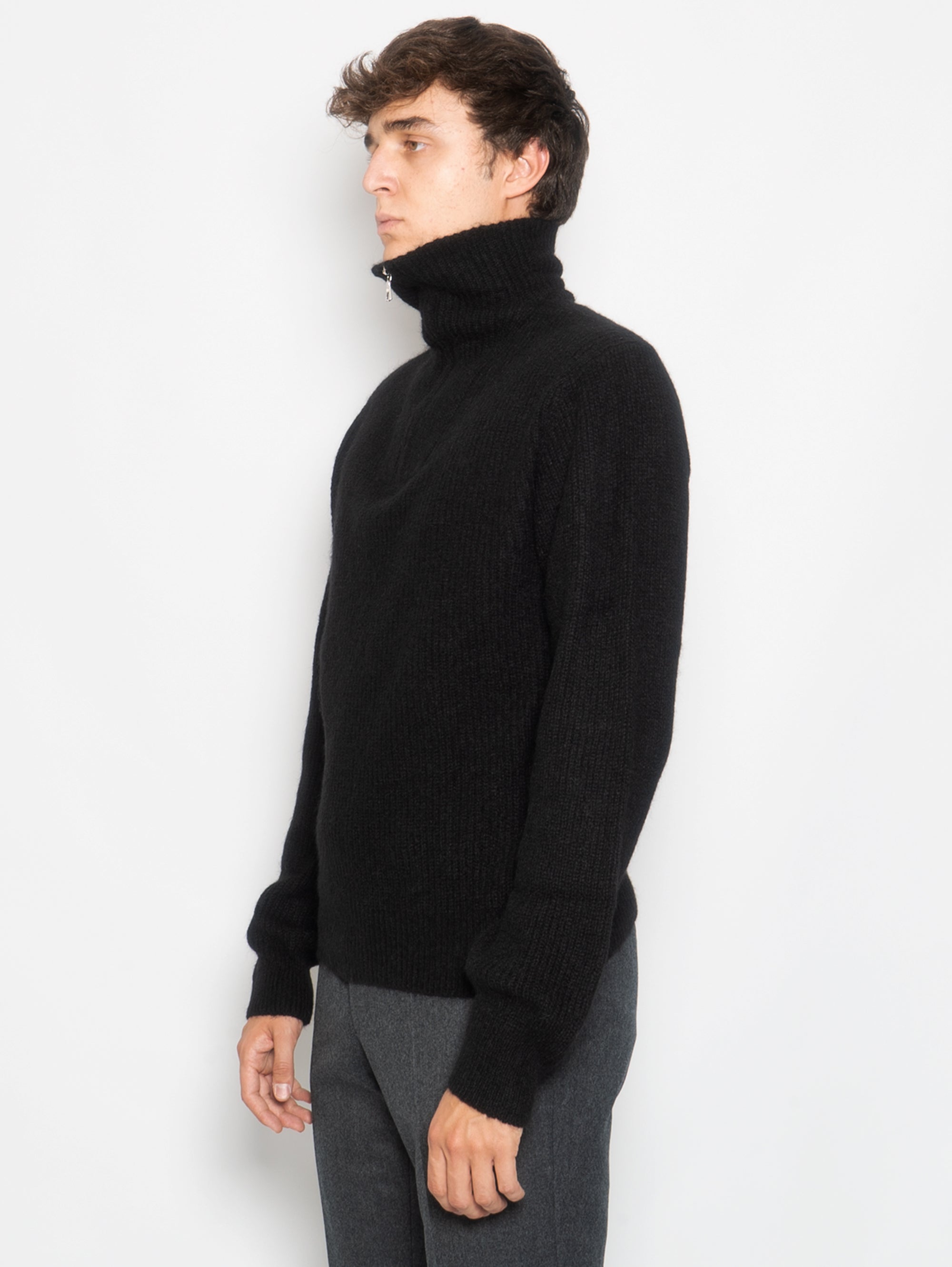 Hochgeschlossener Pullover mit schwarzem Reißverschluss