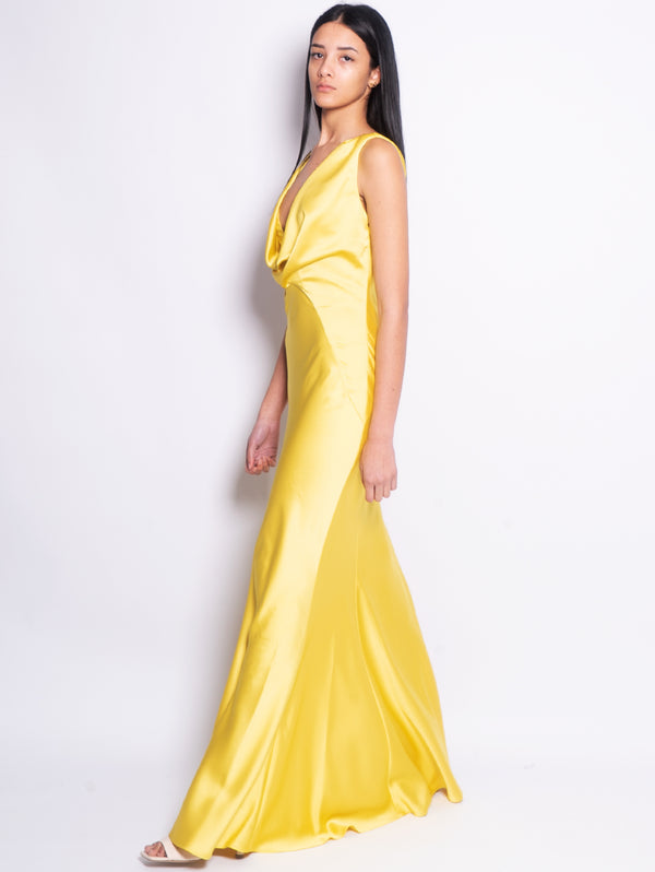 Langes Kleid aus gelbem Satin