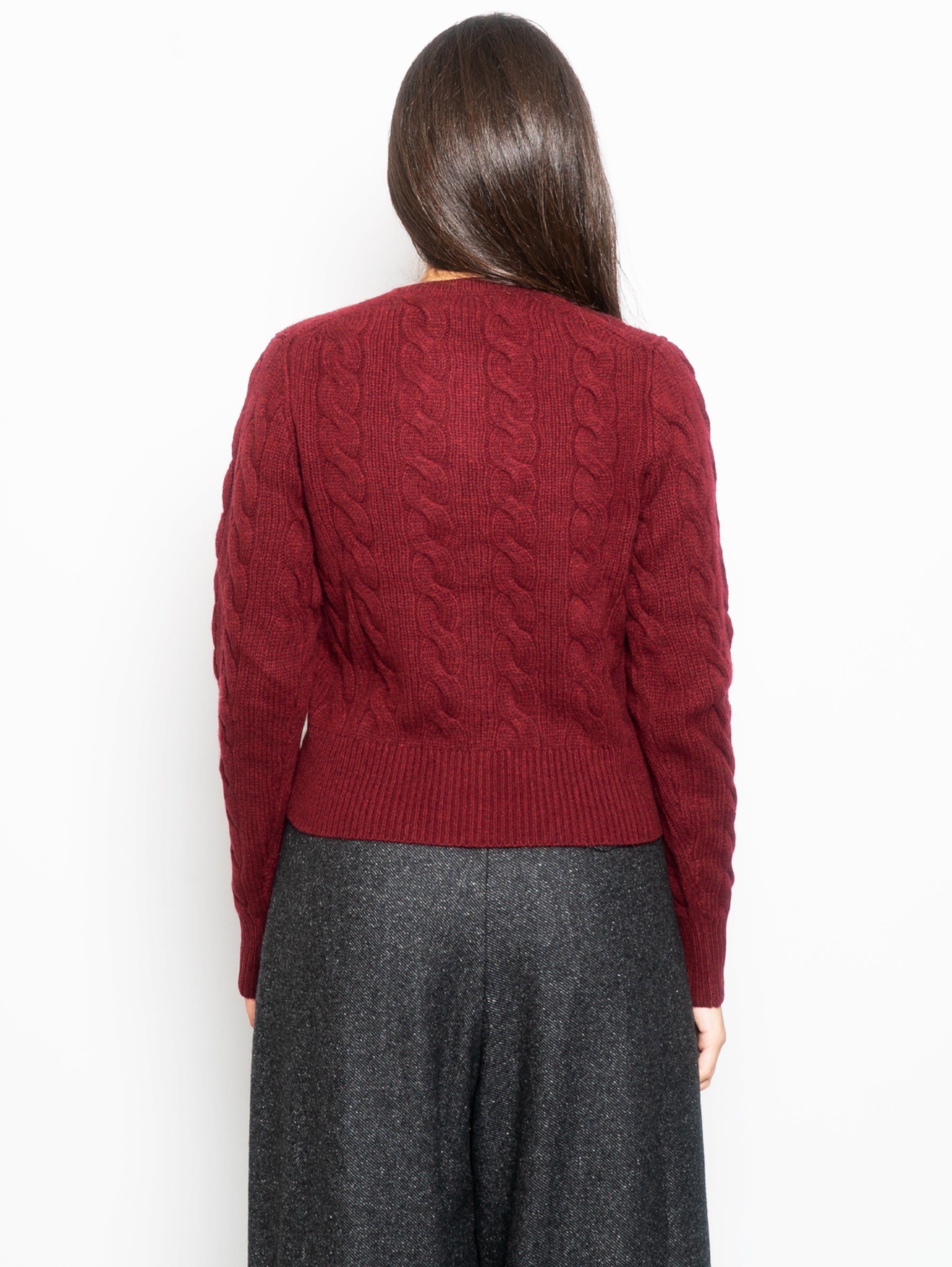 Geflochtener Cardigan mit bordeauxrotem Muschelverschluss