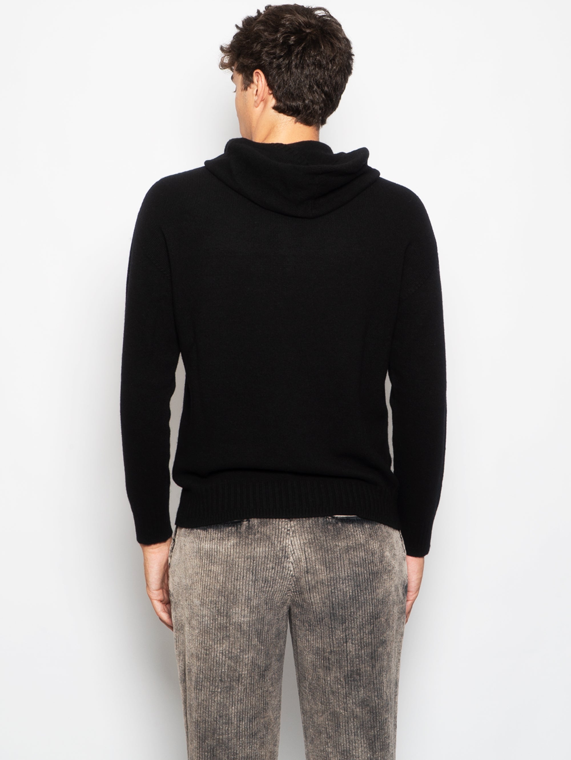 Pullover mit schwarzer Kapuze
