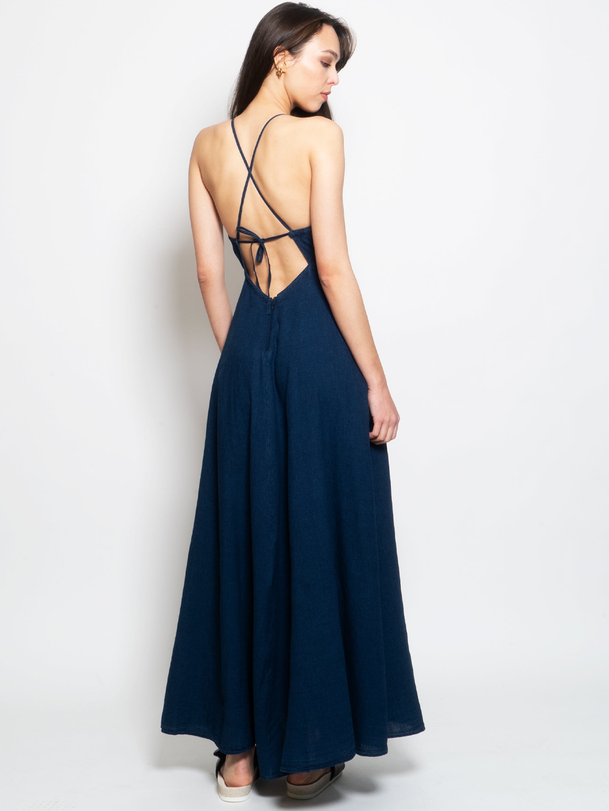 Langes Kleid aus Leinen mit blauem V-Ausschnitt