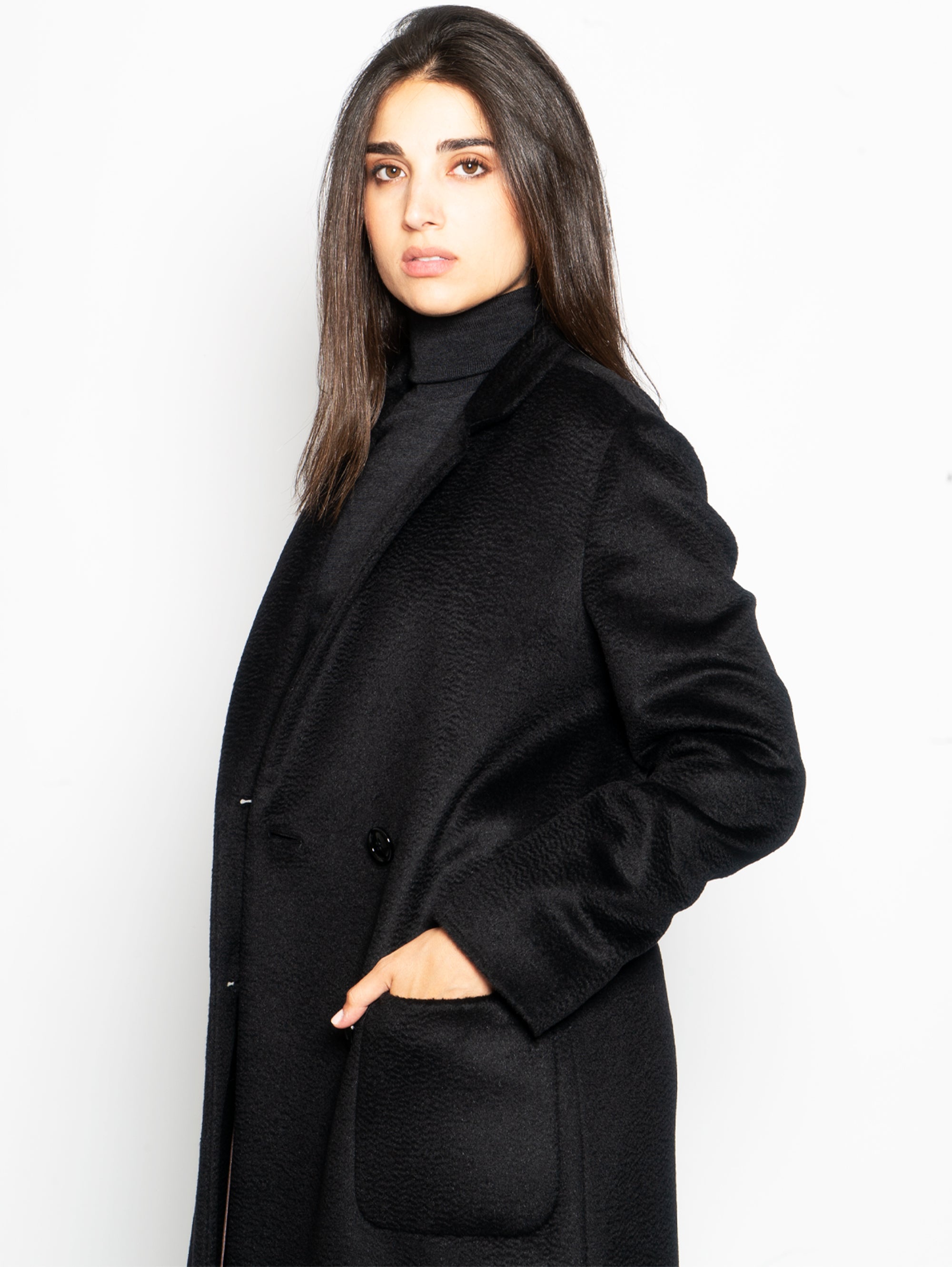 Schwarzer zweireihiger Mantel