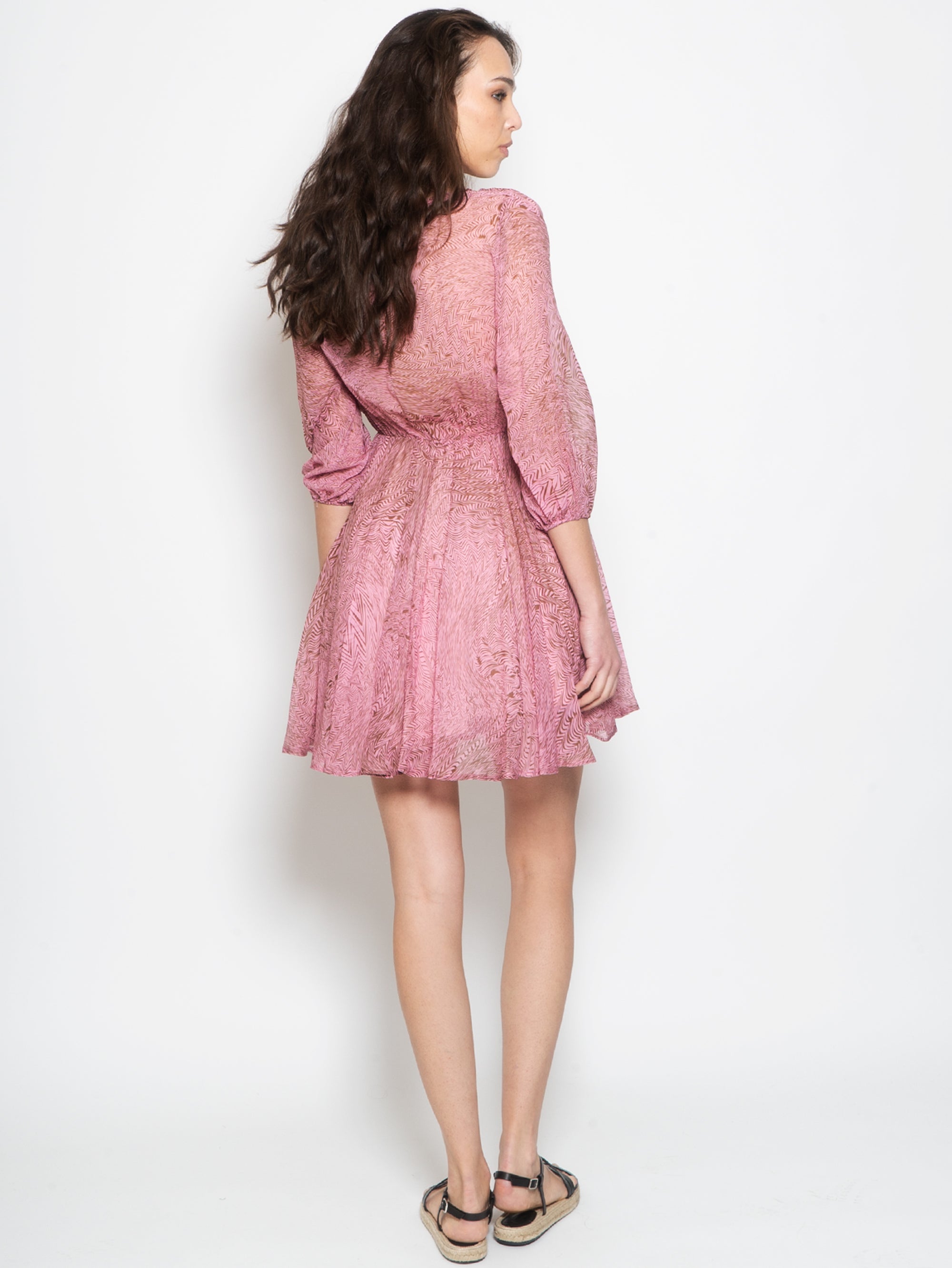Kleid mit V-Ausschnitt und Grafikdruck in Kakao/Pink