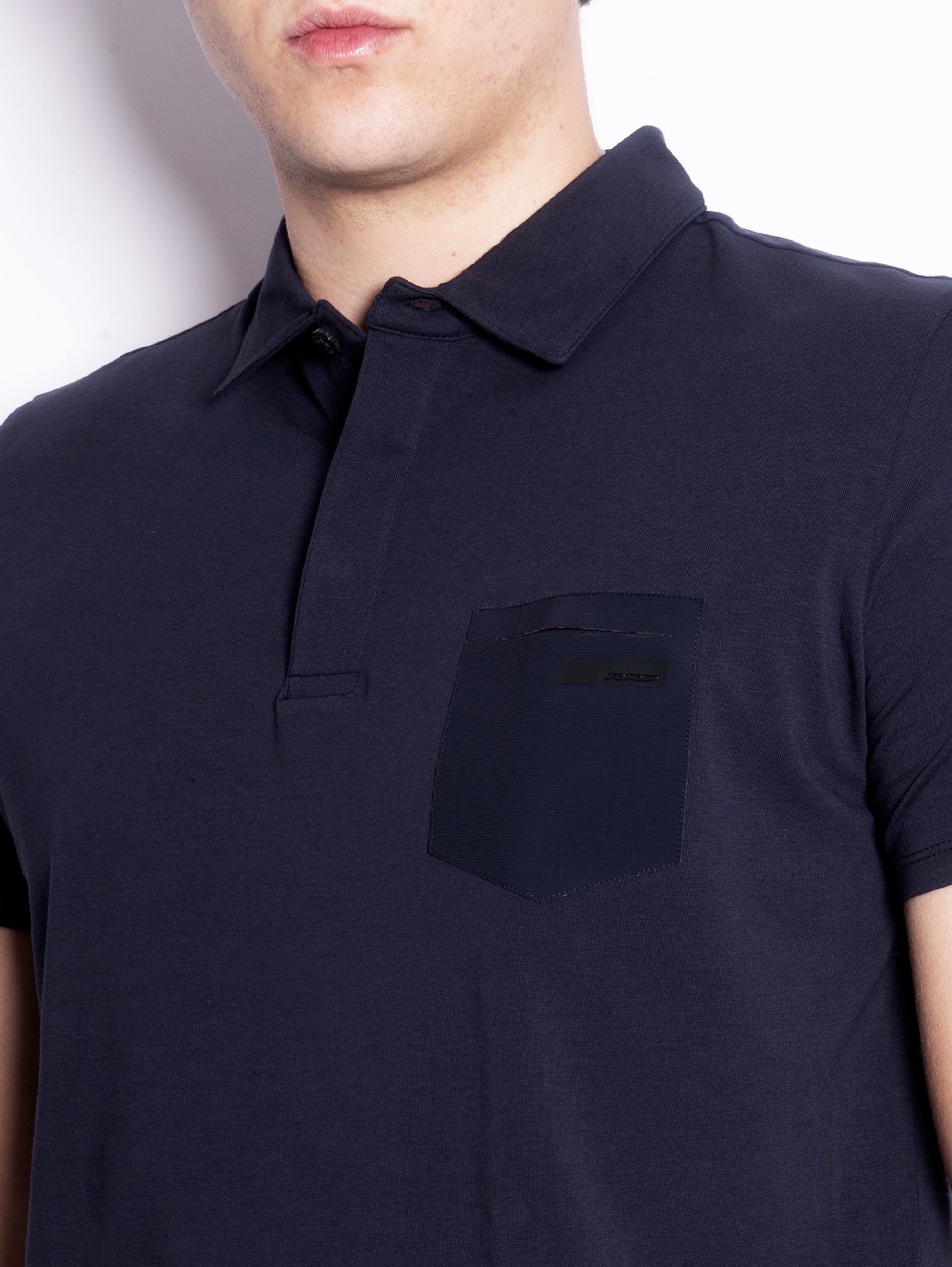 Poloshirt aus nachtblauem technischem Stoff