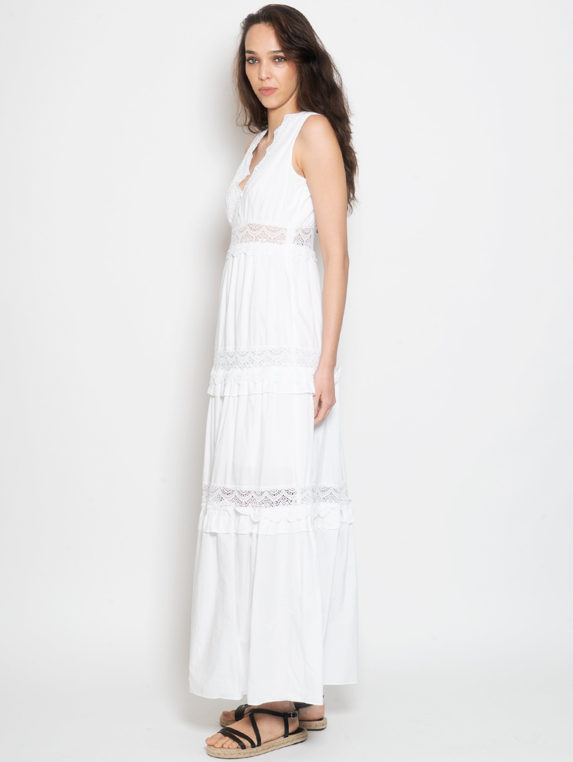 Langes Kleid mit weißer Makramee-Spitze