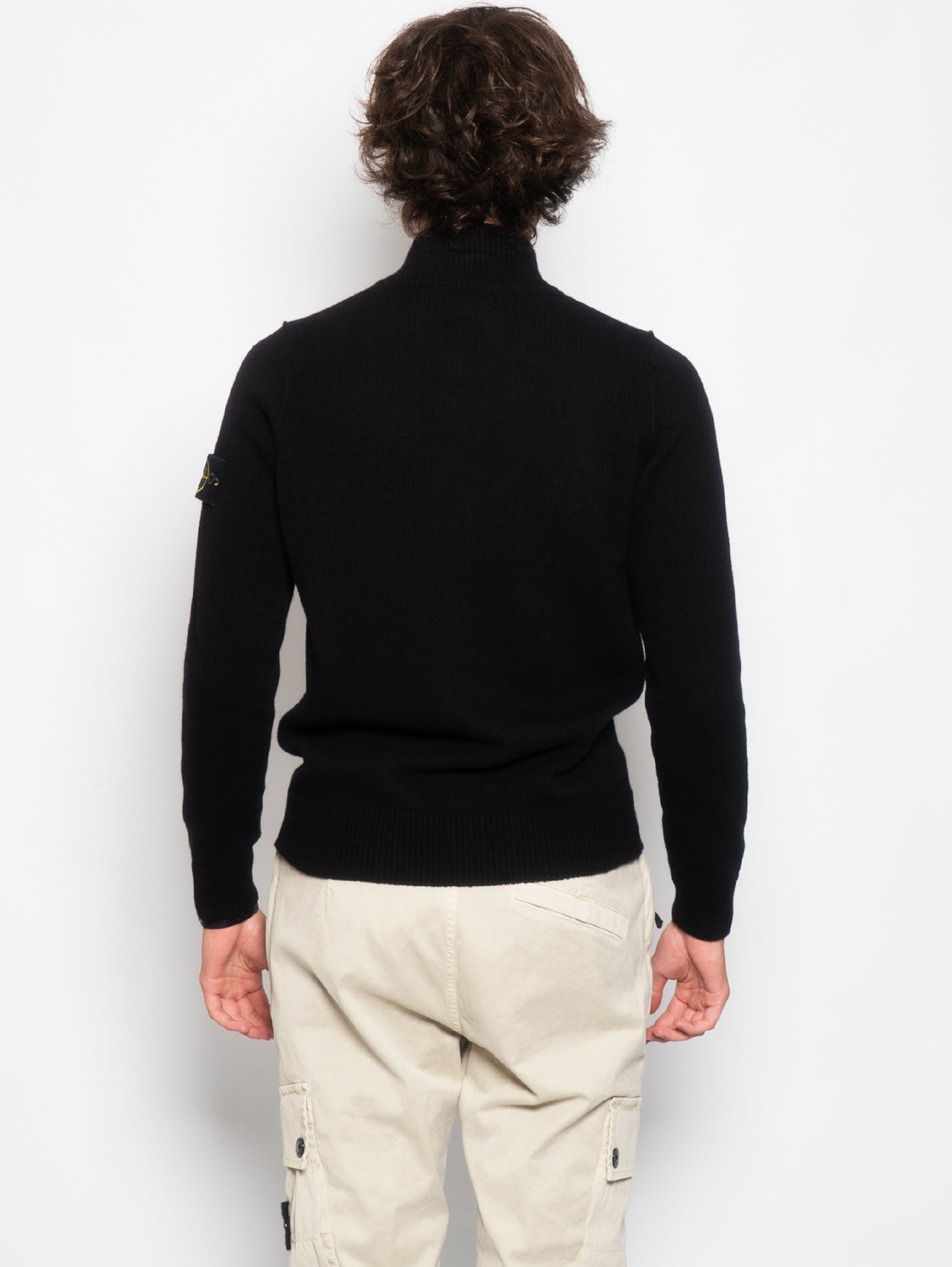 Pullover mit halbem Reißverschluss und schwarzen Knöpfen