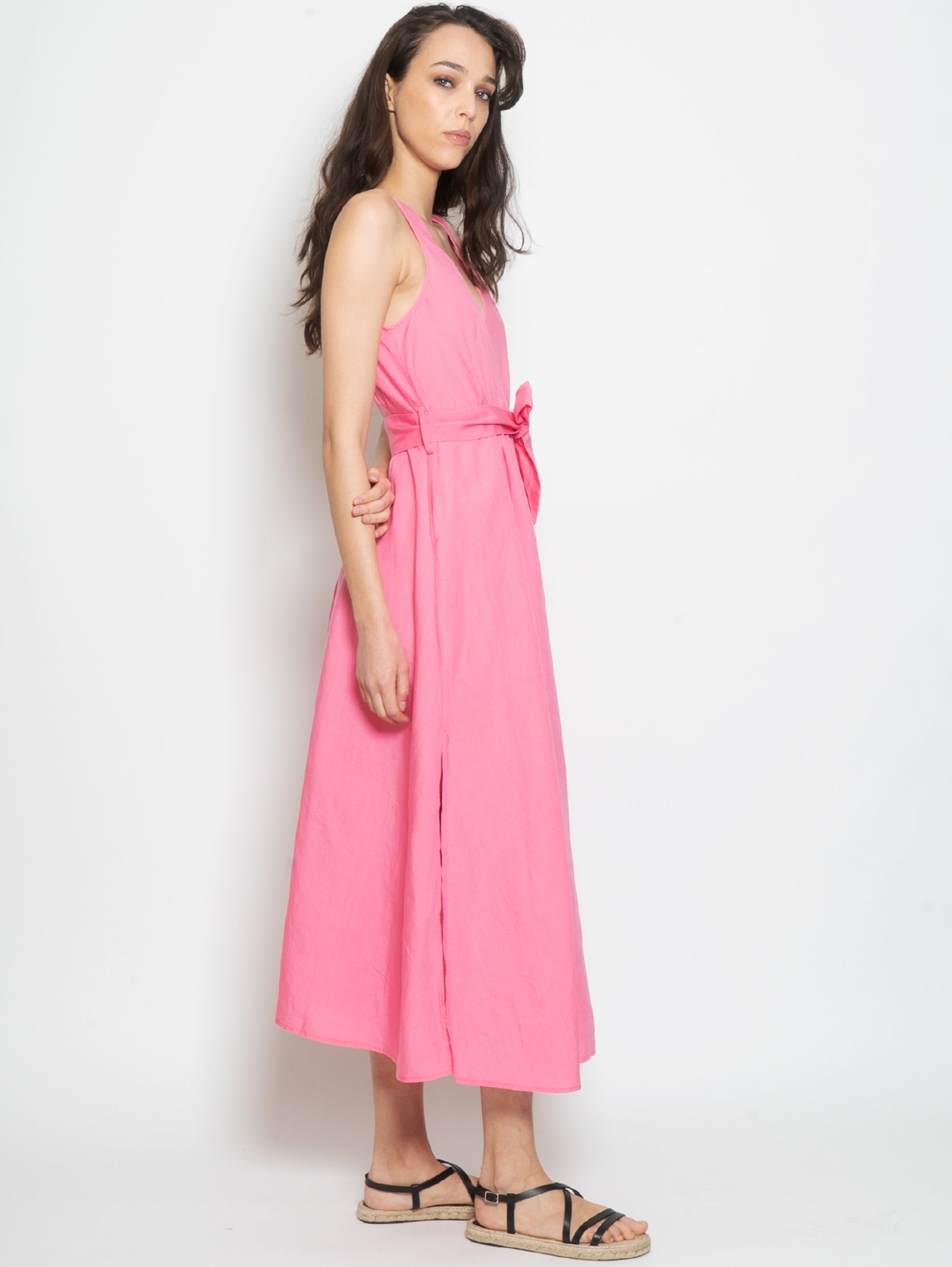 Longuette-Kleid mit rosafarbenem V-Ausschnitt
