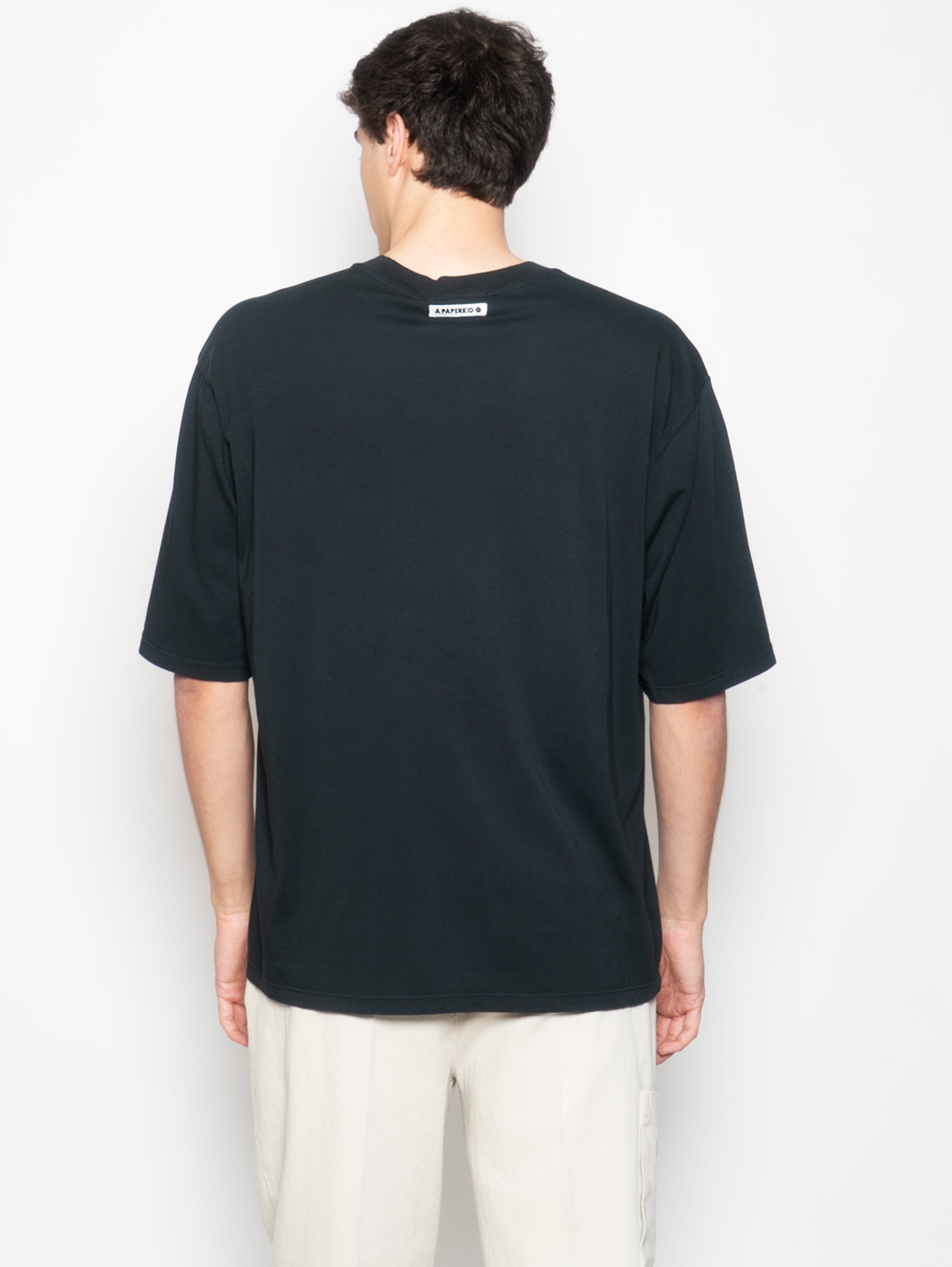 Schwarzes T-Shirt mit aufgesetzter Brosche