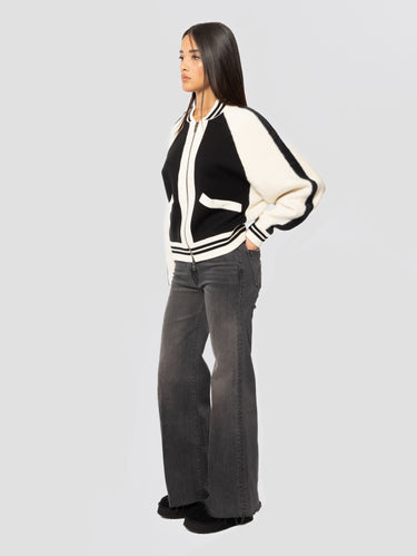 Jeans mit Schlag und hoher Taille mit ausgefranstem Saum Grau