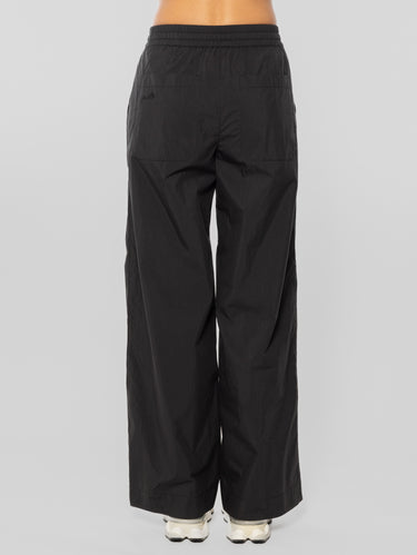 Schwarze Hose mit weitem Bein aus leichtem Stoff