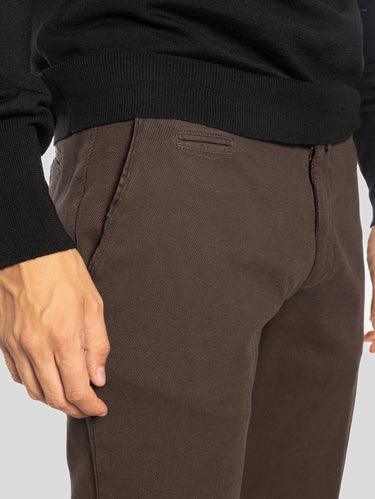 Slim fit broek van versterkte katoen bruin