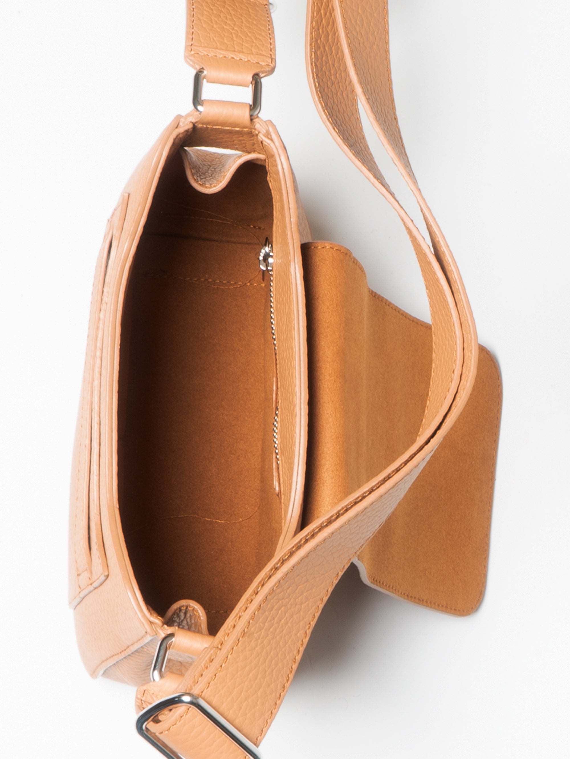 Dama Shoulder Bag in Almond Hammered Leather