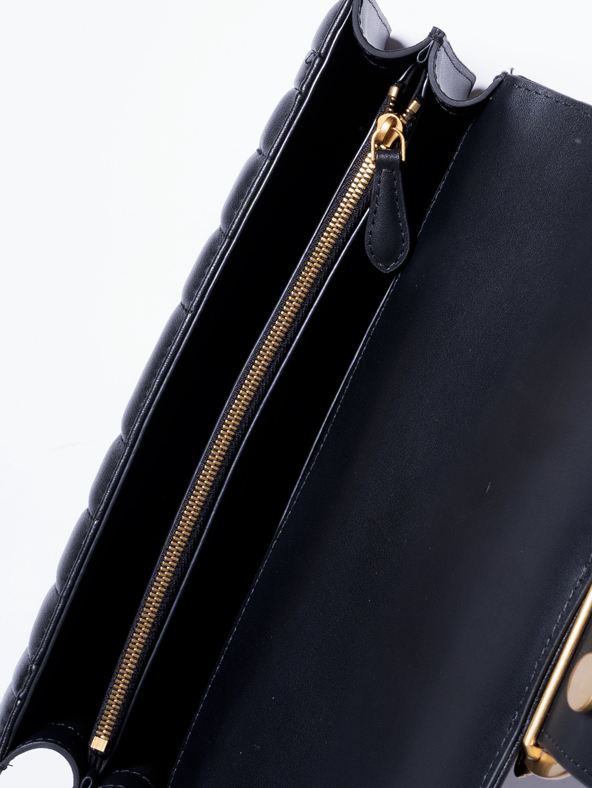 Tasche mit schwarzen Bombè-Details