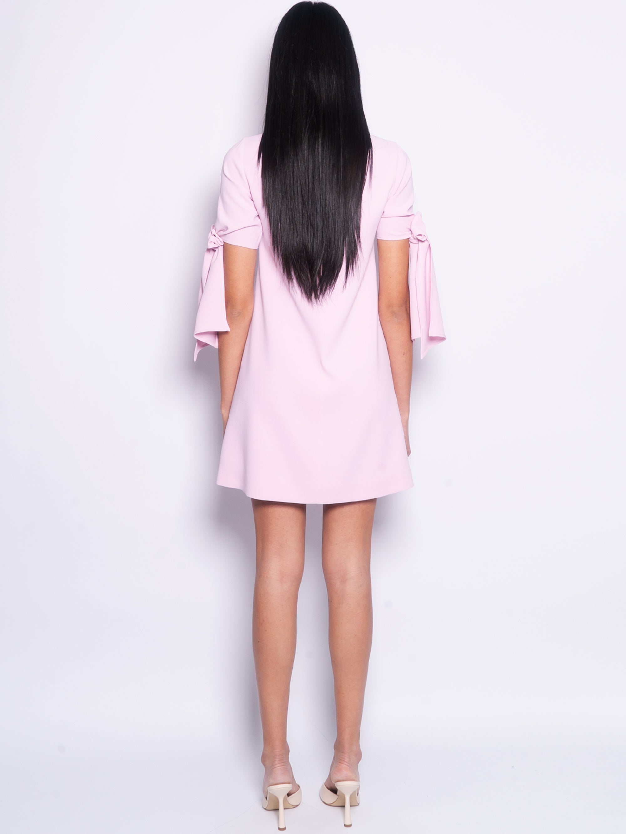 Short dress with bow on the pink sleeves