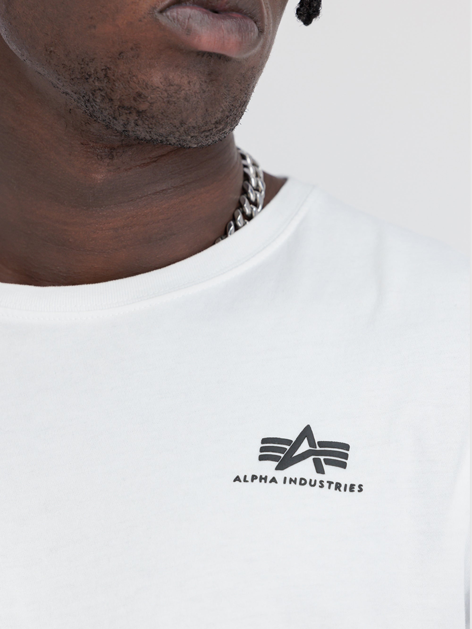 T-Shirt mit Logo auf der weißen Brust