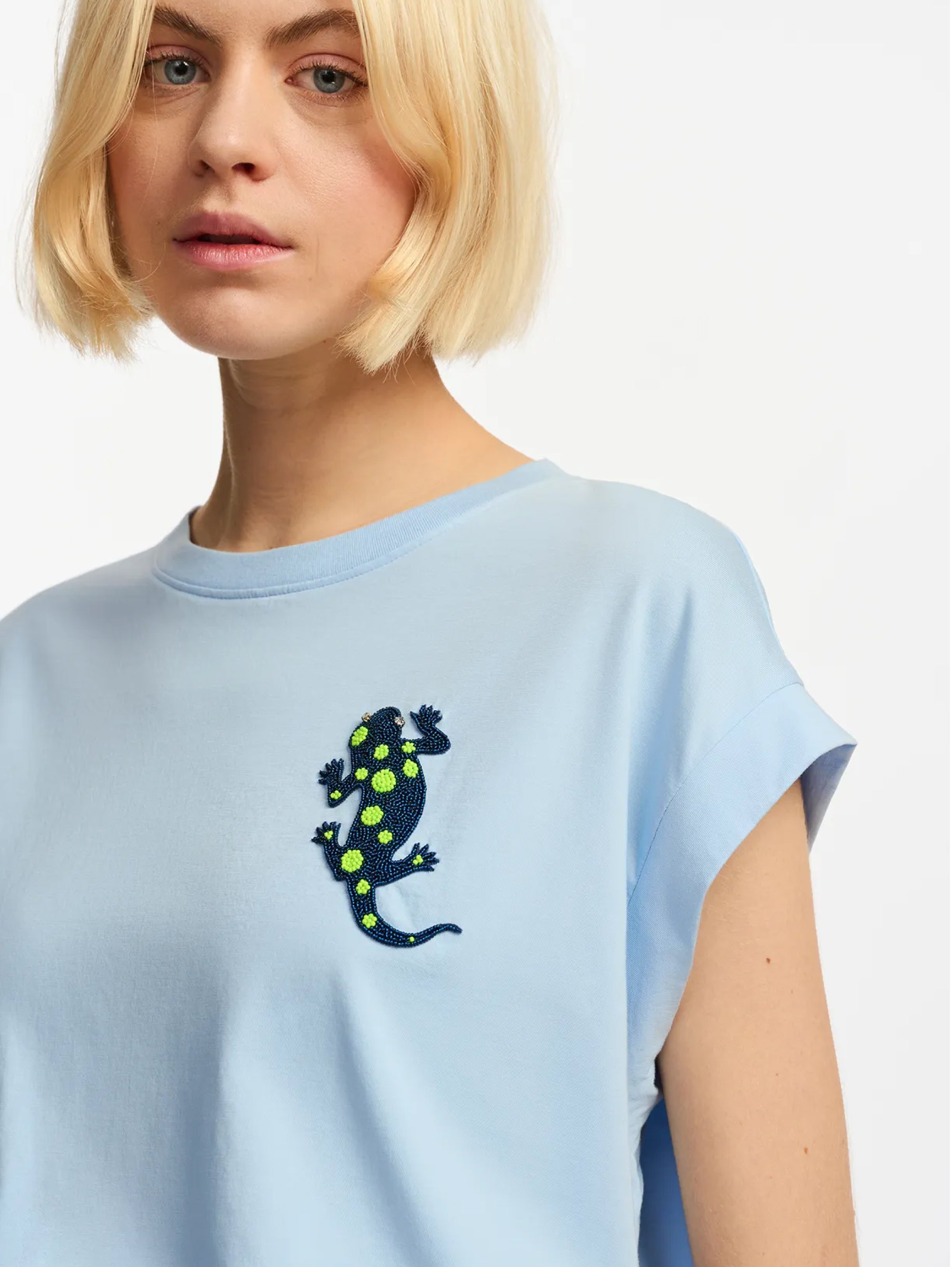 T-Shirt mit blauer Gecko-Stickerei