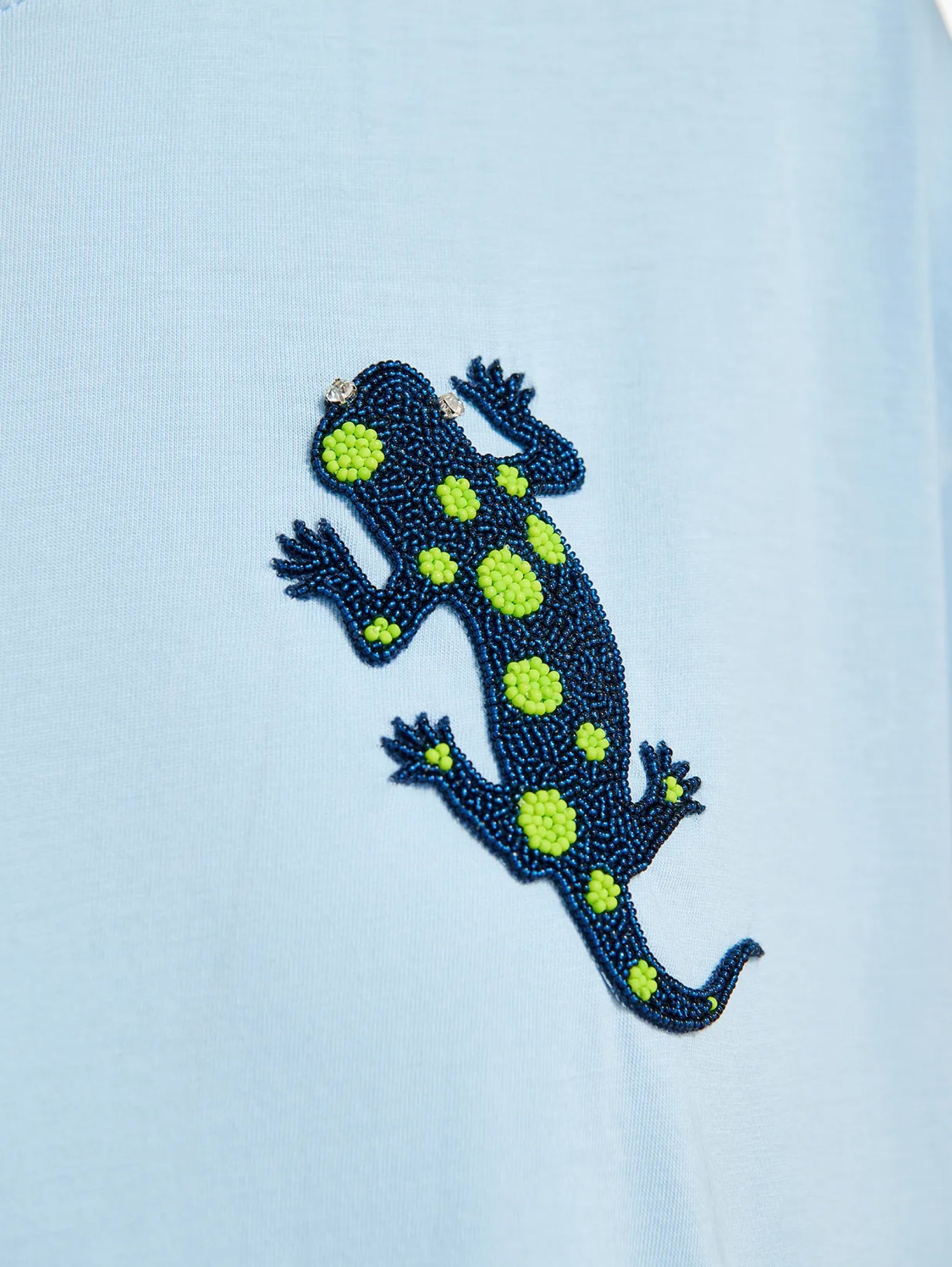 T-Shirt mit blauer Gecko-Stickerei