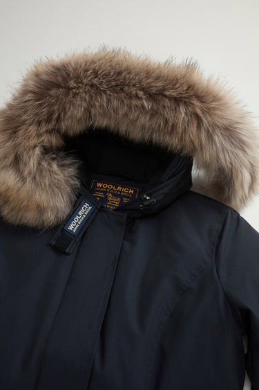Arctic-Parka mit Kapuze aus dunkelblauem Waschbärfell