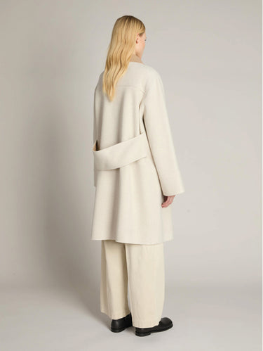 Cappotto in Lana Doppiopetto e Maxi Martingala Beige