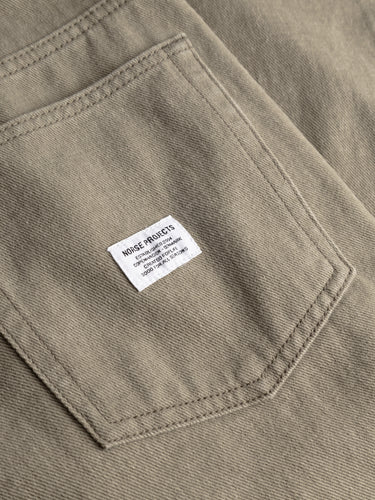 Pantalon cinq poches en twill de coton vert
