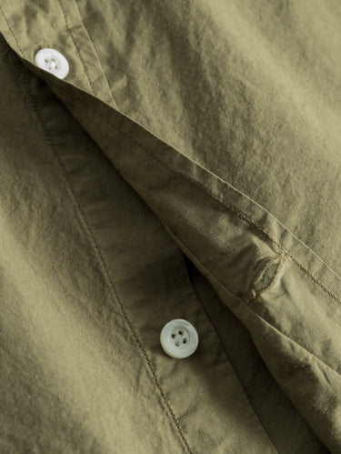 Baumwollhemd im Garment-Dye-Verfahren Grün