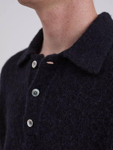 Polo aus Strick mit zwei Knöpfen in Schwarz